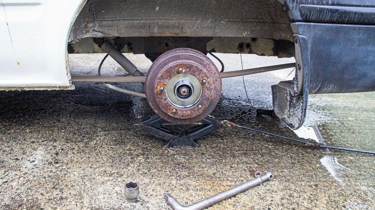 Na muže v Drnku spadlo auto, které opravoval. Vážným zraněním podlehl v nemocnici